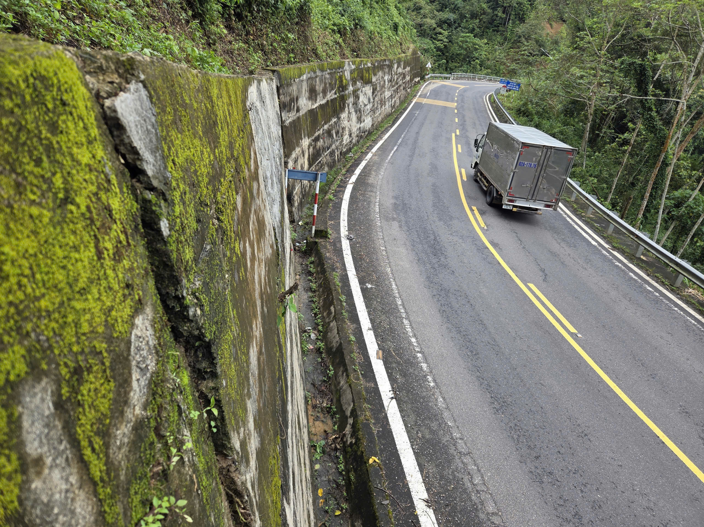芒登山坡混凝土块突出:广南省建设厅称安全